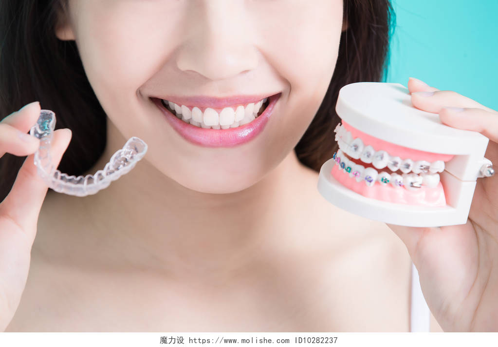 女子在佩戴假牙牙齿矫正修复口腔牙齿口腔牙齿